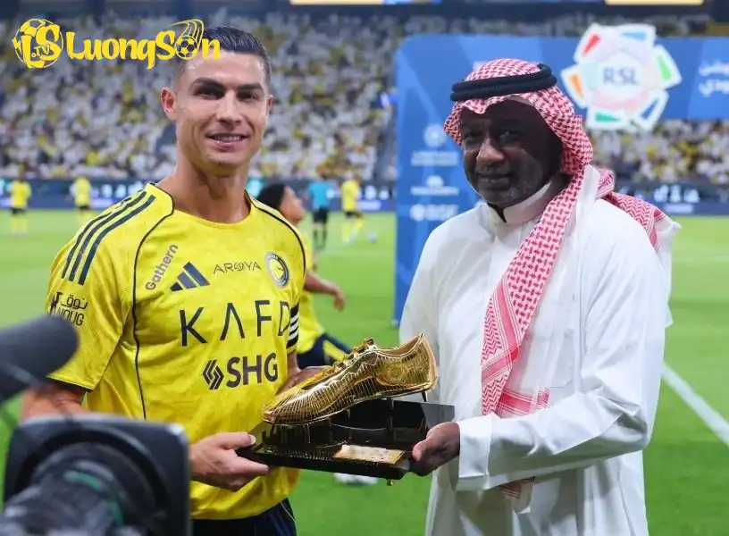 Ronaldo nhận danh hiệu chiếc giành vàng tại Saudi Pro League (Ảnh: Nền tảng X) Ronaldo nhận danh hiệu chiếc giành vàng tại Saudi Pro League (Ảnh: Nền tảng X)
