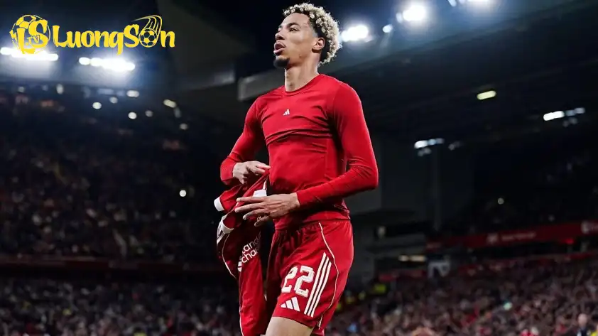 Tình huống cởi áo ăn mừng dẫn đến chiếc thẻ đỏ của Ekitike (Ảnh: GOAL) Tình huống cởi áo ăn mừng dẫn đến chiếc thẻ đỏ của Ekitike