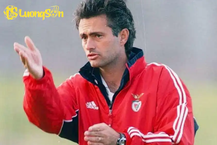 José Mourinho đang nổi lên như ứng viên hàng đầu thay thế Bruno Lage trên băng ghế huấn luyện Benfica (Ảnh: X). José Mourinho đang nổi lên như ứng viên hàng đầu thay thế Bruno Lage trên băng ghế huấn luyện Benfica (Ảnh: X).
