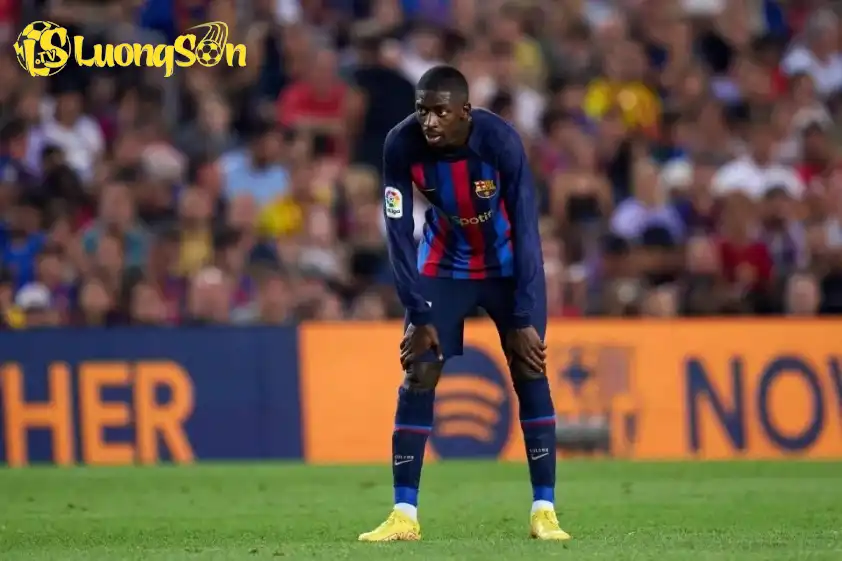 Dembélé từng trải qua quãng thời gian đầy khó khăn tại Tây Ban Nha trong màu áo Barcelona (Ảnh: The Sun). Dembélé từng trải qua quãng thời gian đầy khó khăn tại Tây Ban Nha trong màu áo Barcelona