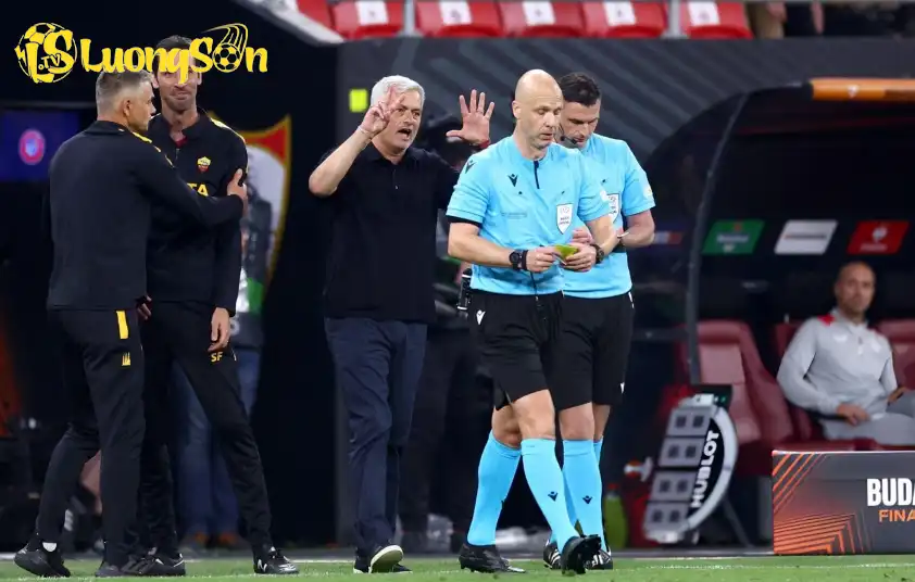 Cả 2 đã tranh cãi nãy lửa trên sân. (Ảnh: Daily Mail) Cả 2 đã tranh cãi nãy lửa trên sân.