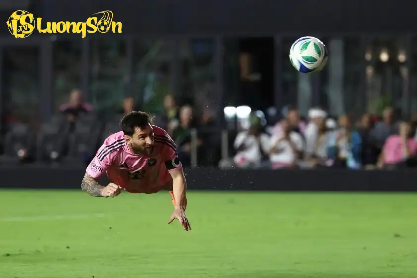 Messi ghi dấu ấn với cú đúp trước Nashville SC ở trận lượt đi vòng play-off MLS Cup (Ảnh: X). Messi ghi dấu ấn với cú đúp trước Nashville SC ở trận lượt đi vòng play-off MLS Cup