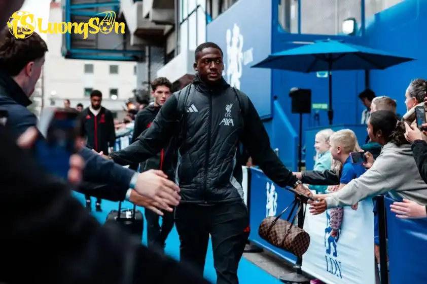 HLV Slot xác nhận Konate dính chấn thương, chưa rõ mức độ nghiêm trọng (Ảnh: Evening Standard). HLV Slot xác nhận Konate dính chấn thương, chưa rõ mức độ nghiêm trọng