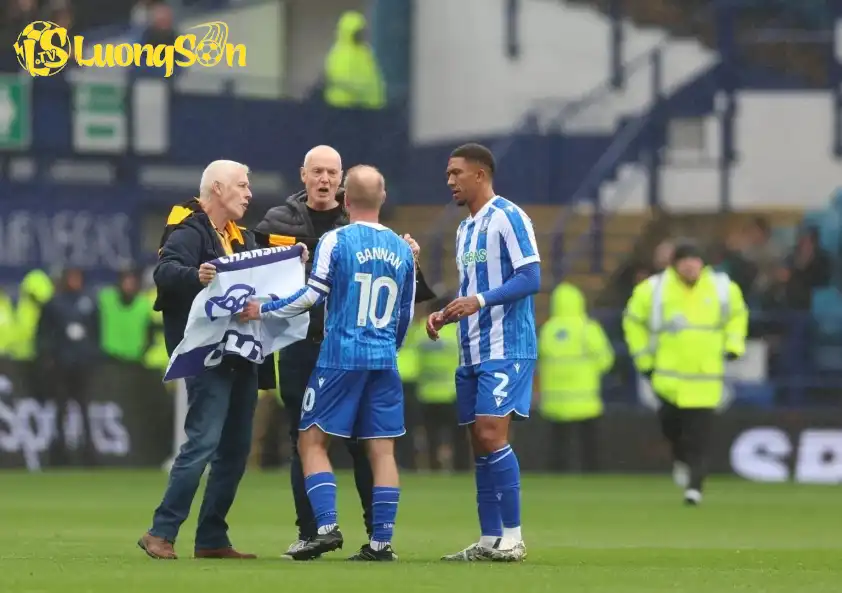 CĐV Sheffield Wednesday lo lắng cho tương lai đội bóng (Ảnh: The Sun). CĐV Sheffield Wednesday lo lắng cho tương lai đội bóng