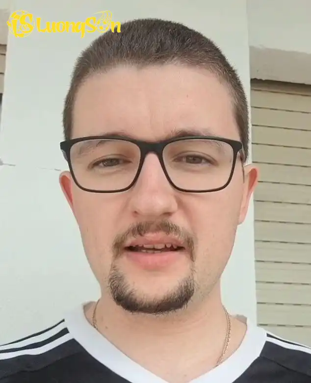 Hình ảnh của Ilett khi mới bắt đầu thử thách Hình ảnh của Ilett khi mới bắt đầu thử thách