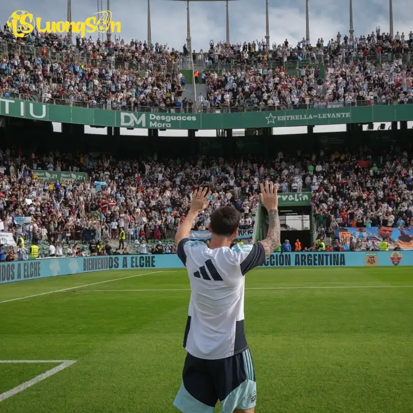 Messi được chào đón nồng nhiệt dù chỉ là trong 1 buổi tập. Messi được chào đón nồng nhiệt dù chỉ là trong 1 buổi tập.