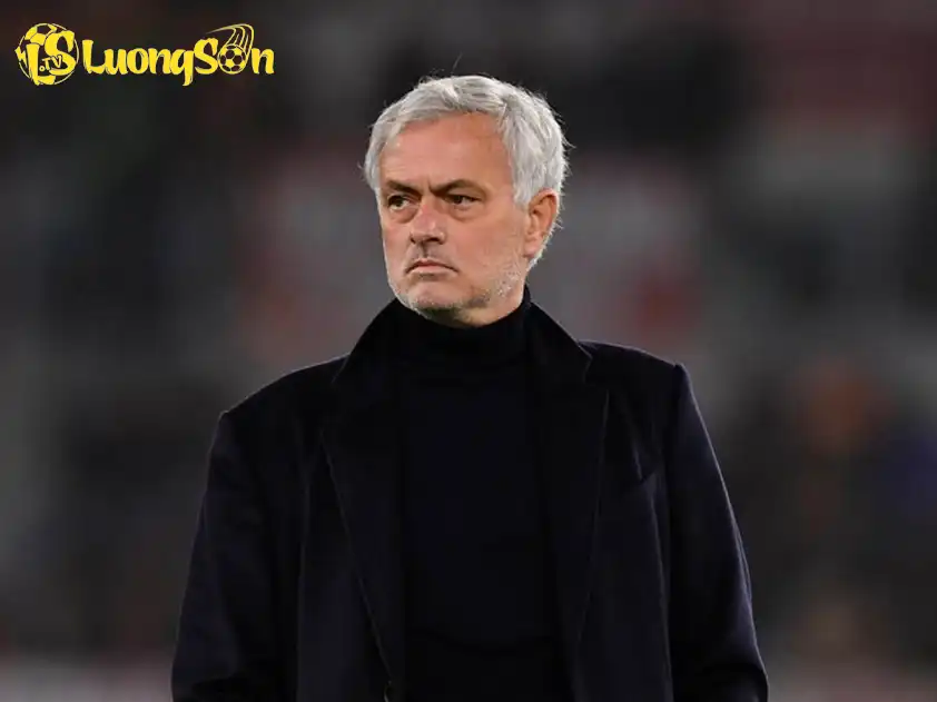 HLV Jose Mourinho đã chia tay Fenerbahce để đến Benfica HLV Jose Mourinho đã chia tay Fenerbahce để đến Benfica