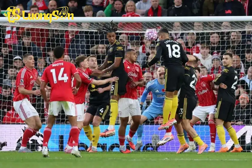 Casemiro đánh đầu ở quả phạt góc sau đó. Casemiro đánh đầu ở quả phạt góc sau đó